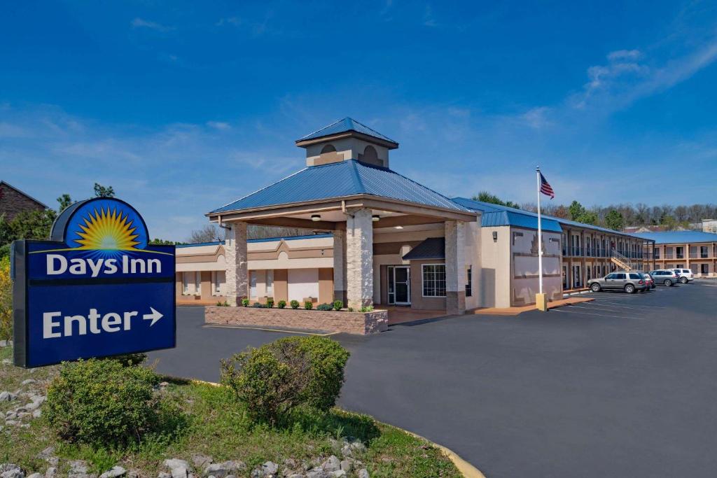un día de posada entra la señal frente a un edificio en Days Inn by Wyndham Cookeville, en Cookeville