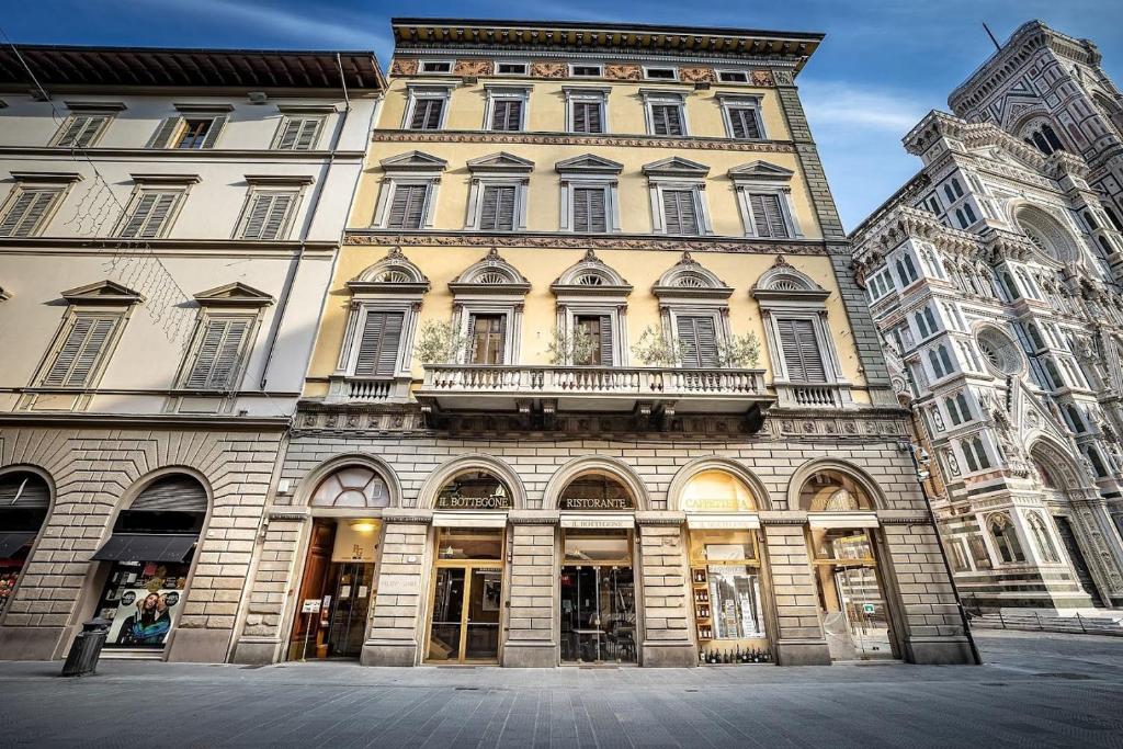un gran edificio alto con muchas ventanas en Palazzo Gamba Apartments al Duomo, en Florencia