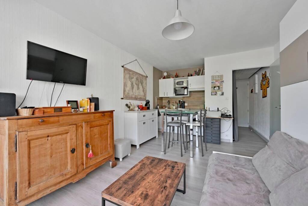un salon avec un canapé et une table dans l'établissement Magnifique Studio à Sete proche des plages, à Sète