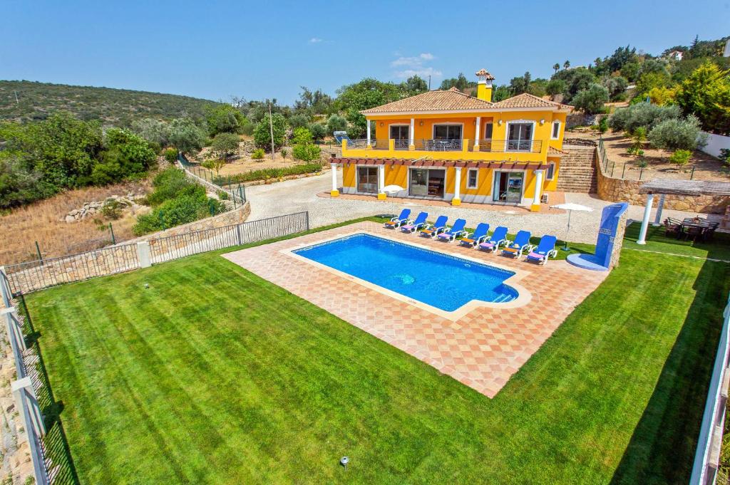 vista aerea di una casa con piscina di Villa Ribeiro Tomas by Villa Plus a Loulé