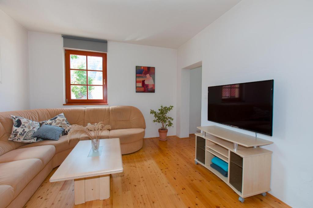 TV a/nebo společenská místnost v ubytování Thirsty River Apartments