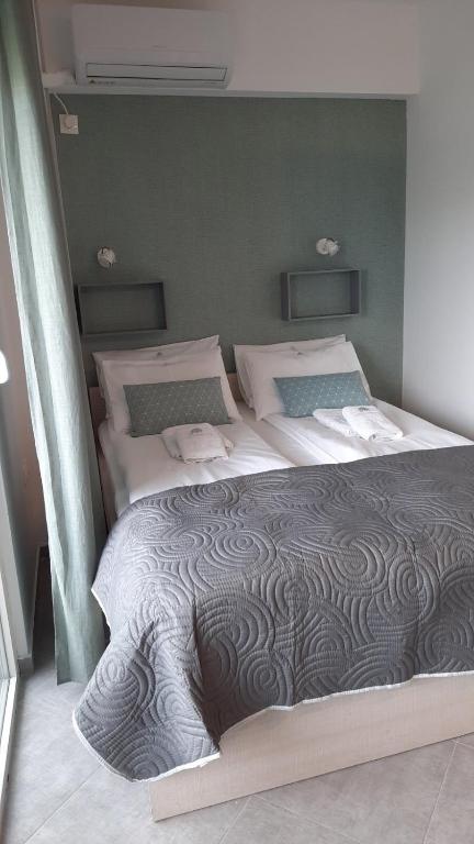 Łóżko lub łóżka w pokoju w obiekcie Apartments M, Kallikratia