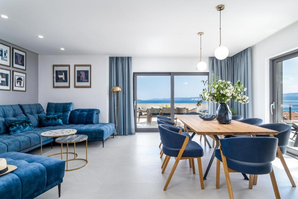 Posedenie v ubytovaní Brand new! Seaview villa Mila with 4 en-suite bedrooms, private pool, Finnish sauna, Treadmill, sandy beach 250m