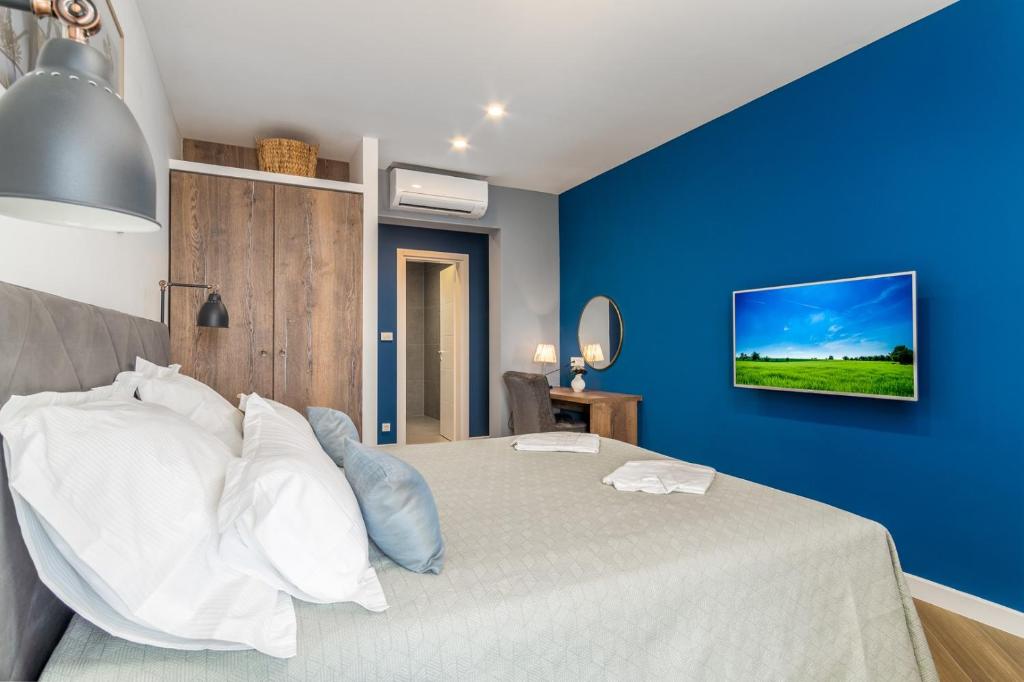 Posteľ alebo postele v izbe v ubytovaní Brand new! Seaview villa Mila with 4 en-suite bedrooms, private pool, Finnish sauna, Treadmill, sandy beach 250m