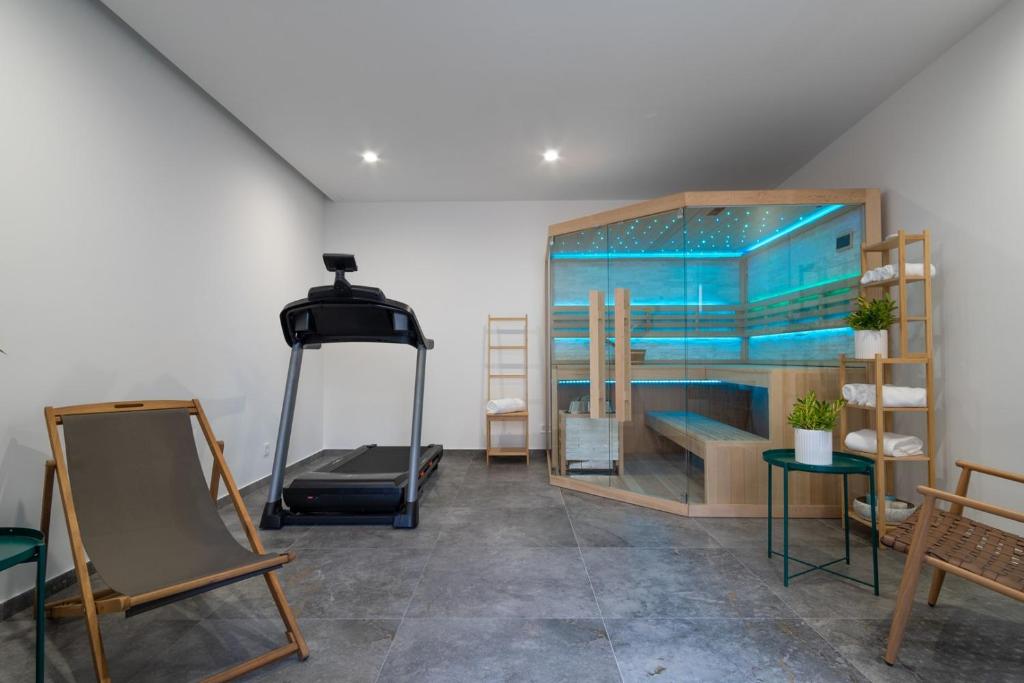 Fotografia z galérie ubytovania Brand new! Seaview villa Mila with 4 en-suite bedrooms, private pool, Finnish sauna, Treadmill, sandy beach 250m v destinácii Duće