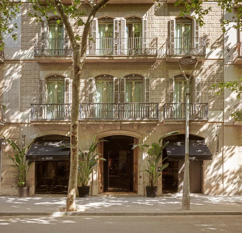 un edificio con balcón en la parte superior en Casa Elliot by Bondia Hotel Group en Barcelona