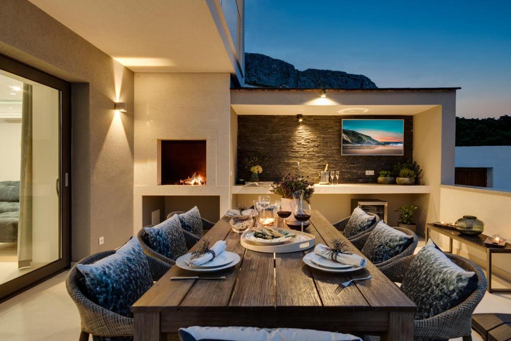 Posedenie v ubytovaní Brand new! Seaview villa Mila with 4 en-suite bedrooms, private pool, Finnish sauna, Treadmill, sandy beach 250m