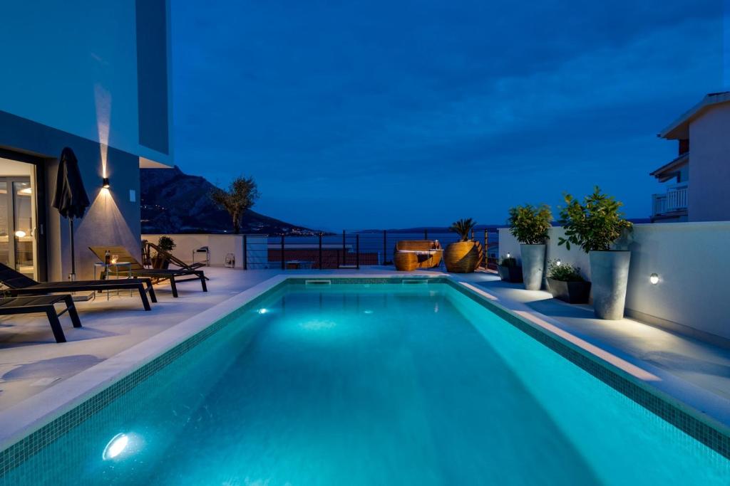 Bazén v ubytovaní Brand new! Seaview villa Mila with 4 en-suite bedrooms, private pool, Finnish sauna, Treadmill, sandy beach 250m alebo v jeho blízkosti