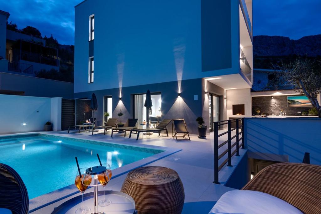 Bazén v ubytovaní Brand new! Seaview villa Mila with 4 en-suite bedrooms, private pool, Finnish sauna, Treadmill, sandy beach 250m alebo v jeho blízkosti