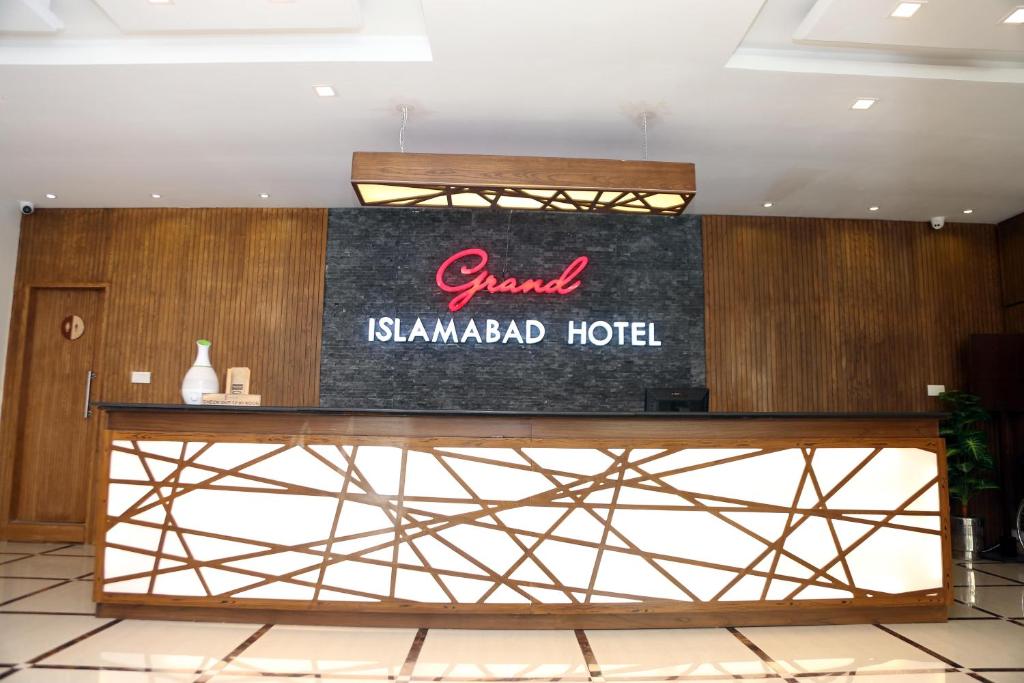 eine Lobby eines islamawi Hotels mit einem Schild auf der Theke in der Unterkunft Grand Islamabad Hotel in Islamabad