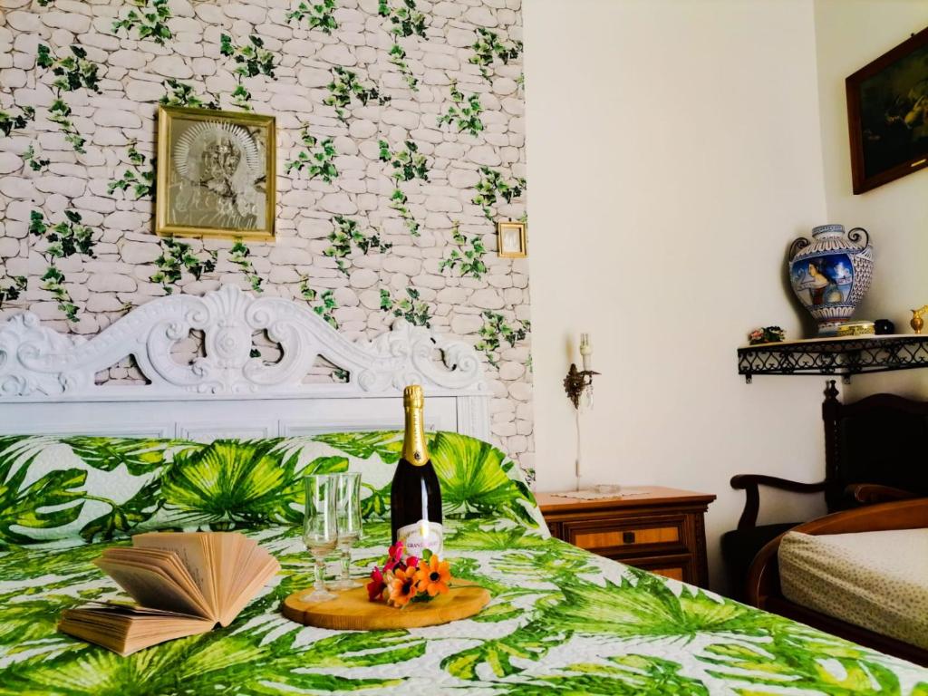 uma cama com uma garrafa de vinho e um prato de comida em Francesca House em Atrani