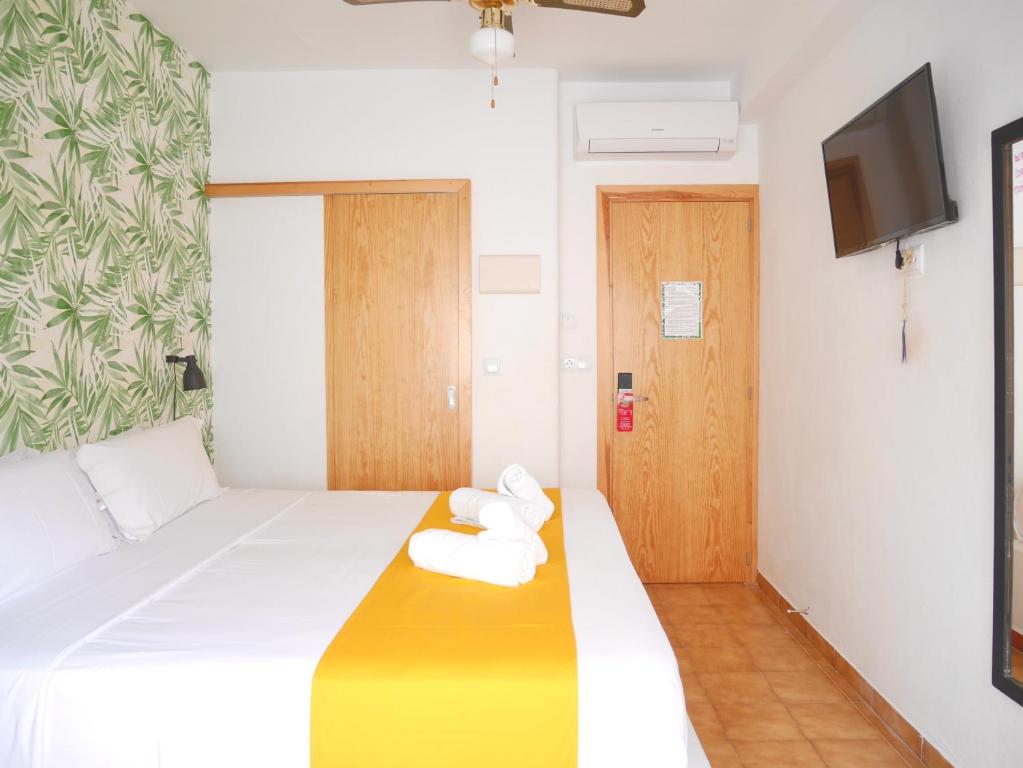 Nanit Rooms Ibiza Hostal, Santa Eularia des Riu – Updated ...