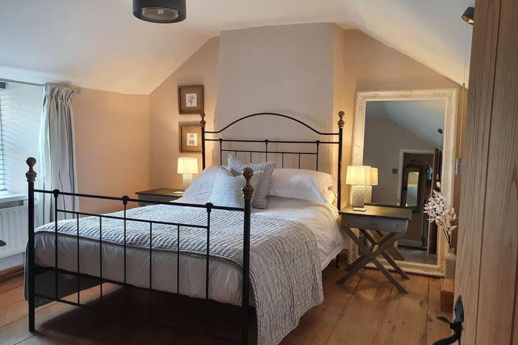 En eller flere senger på et rom på 4 Leghorn Cottage