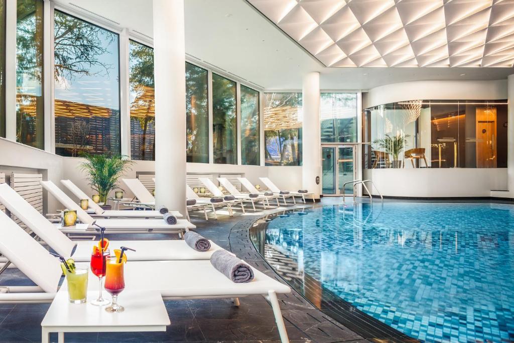 Bazén v ubytování Crowne Plaza Bucharest by IHG nebo v jeho okolí