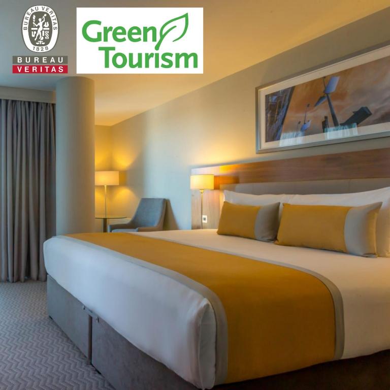 Postel nebo postele na pokoji v ubytování Maldron Hotel Smithfield Dublin City