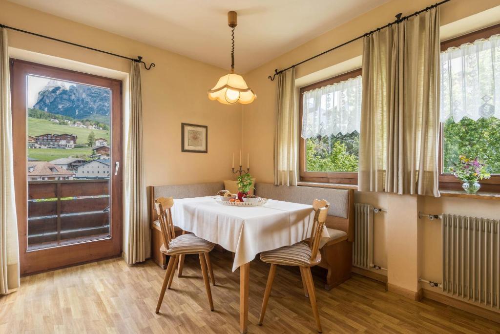 a dining room with a table and chairs and a window at Ferienwohnung 4 Vikoler in Vols am Schlern