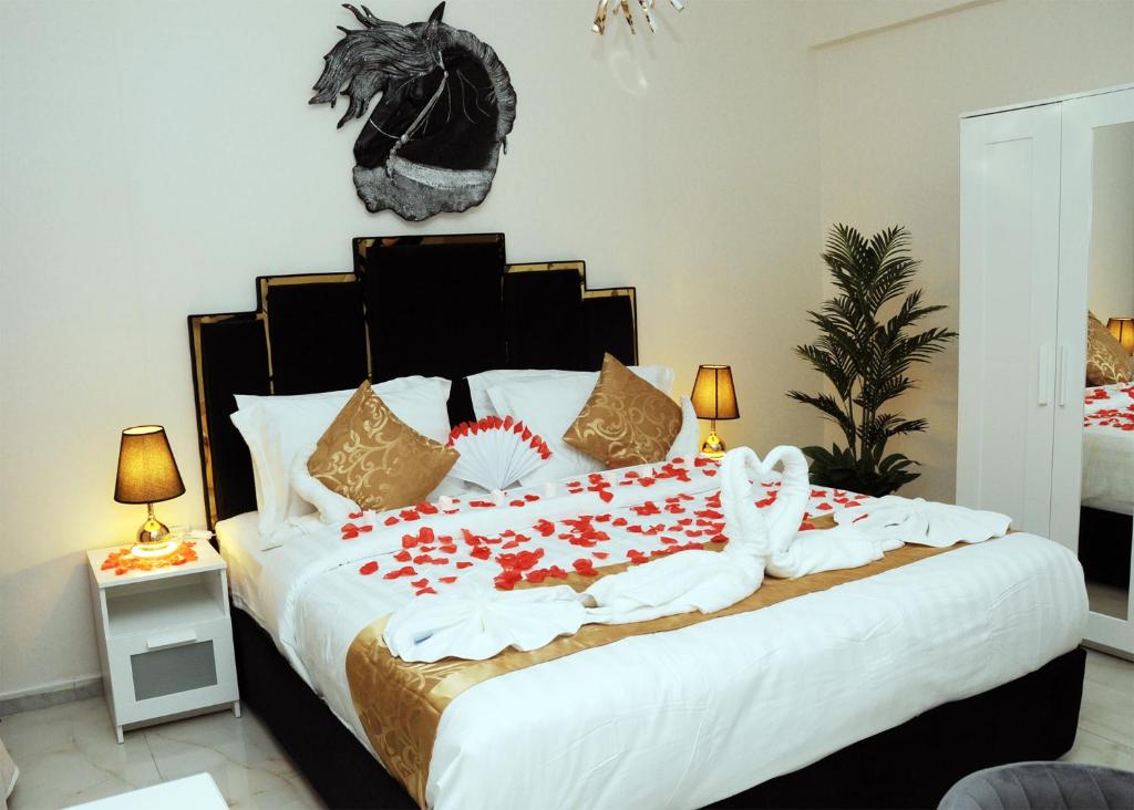 Кровать или кровати в номере Qasr Al Nabarees ApartHotel