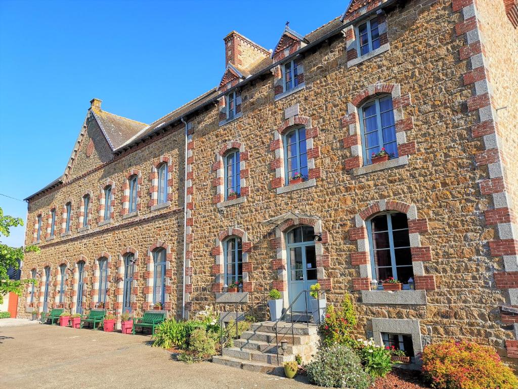 un grand bâtiment en briques avec quelques fenêtres dans l'établissement La Récréation, à Châtelaudren
