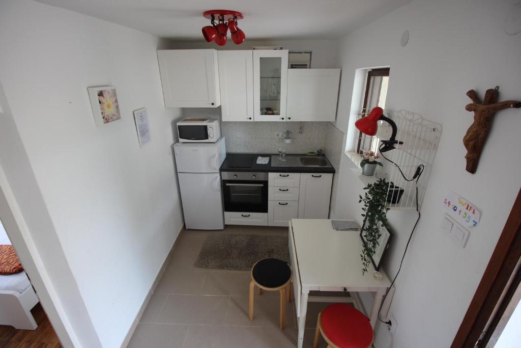 Kuchyňa alebo kuchynka v ubytovaní Stone house Skrivena