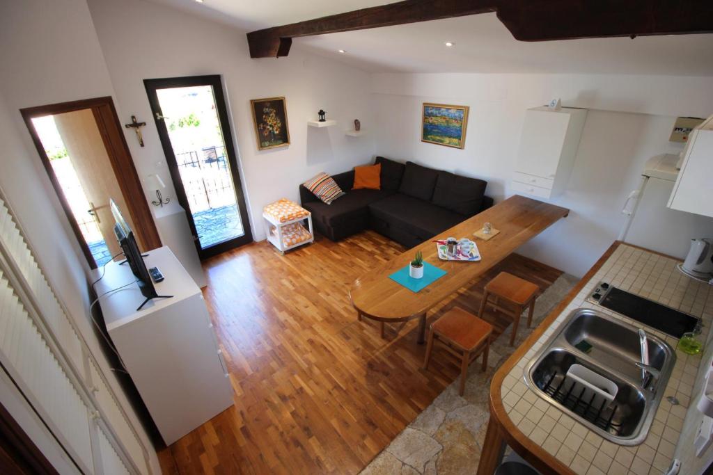 Kuchyňa alebo kuchynka v ubytovaní Stone house Skrivena