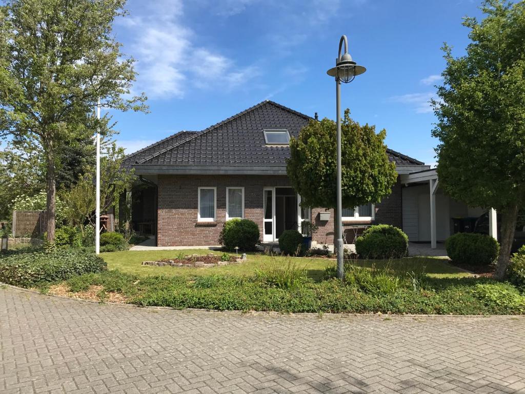 a house with a street light in front of it at Haus am Anker in Hüde