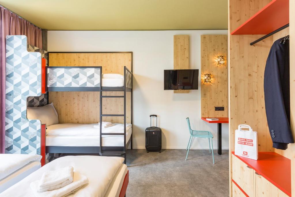 Letto o letti in una camera di MEININGER Hotel Zürich Greencity