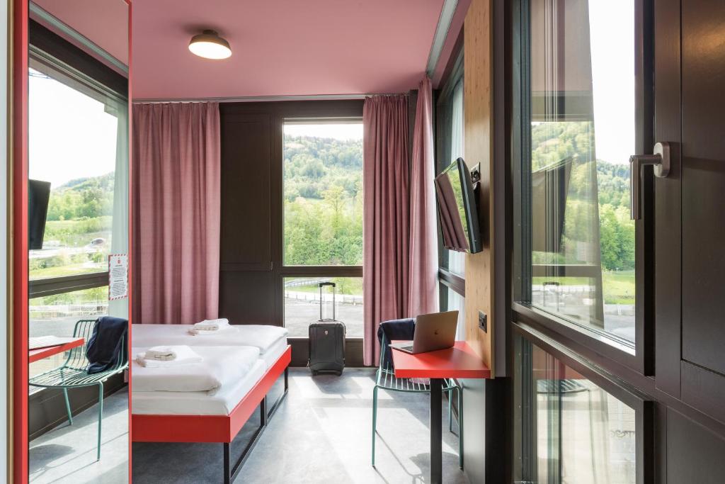 Letto o letti in una camera di MEININGER Hotel Zürich Greencity