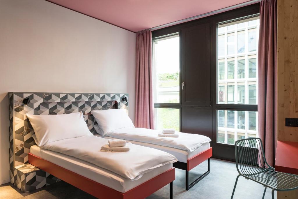 Letto o letti in una camera di MEININGER Hotel Zürich Greencity
