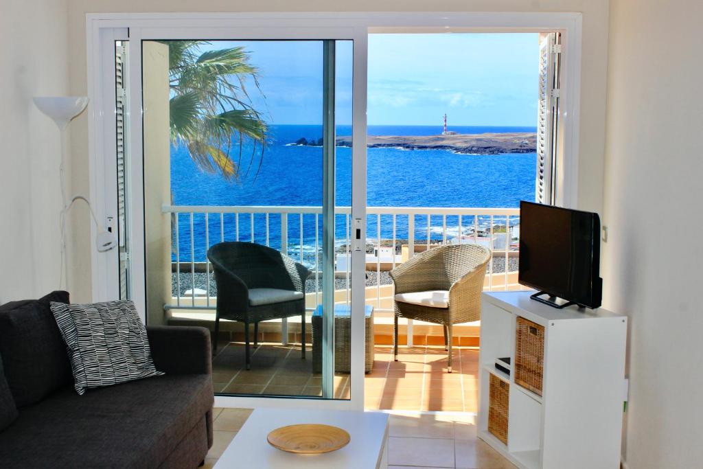 sala de estar con vistas al océano en Beautiful Ocean View Apartment, en Porís de Abona