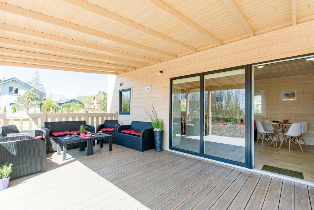 una terraza con puertas de cristal y un patio. en Cherry House Gdańsk, en Gdansk