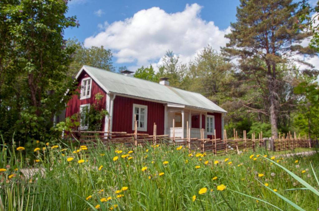 une grange rouge au milieu d'un champ de fleurs dans l'établissement Åkershult, à Kvillsfors