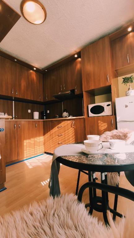 een keuken met een tafel in het midden van een kamer bij Apartament Pilsko 1 in Korbielów