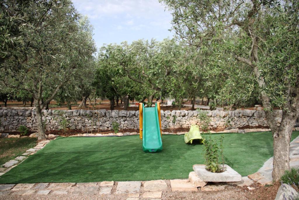 A garden outside CasaVacanza nonna Vita