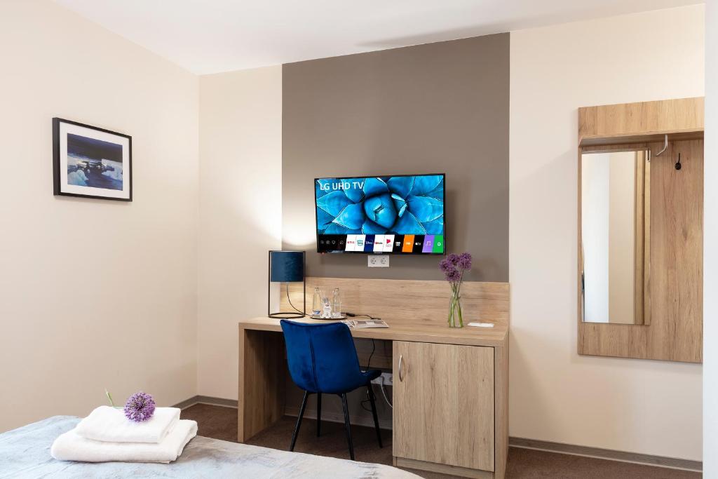 TV a/nebo společenská místnost v ubytování Dominik Hotel & Eventsaal