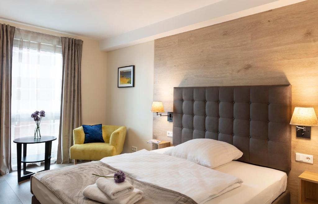 
Ein Bett oder Betten in einem Zimmer der Unterkunft Dominik Hotel & Eventsaal
