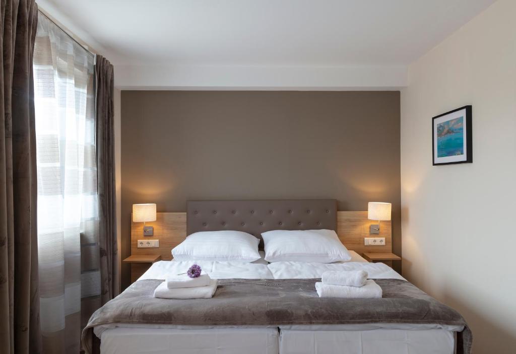 Postel nebo postele na pokoji v ubytování Dominik Hotel & Eventsaal