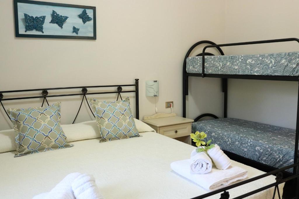 パリヌーロにあるVilla Rosadaのベッドルーム1室(二段ベッド2組、タオル2枚付)