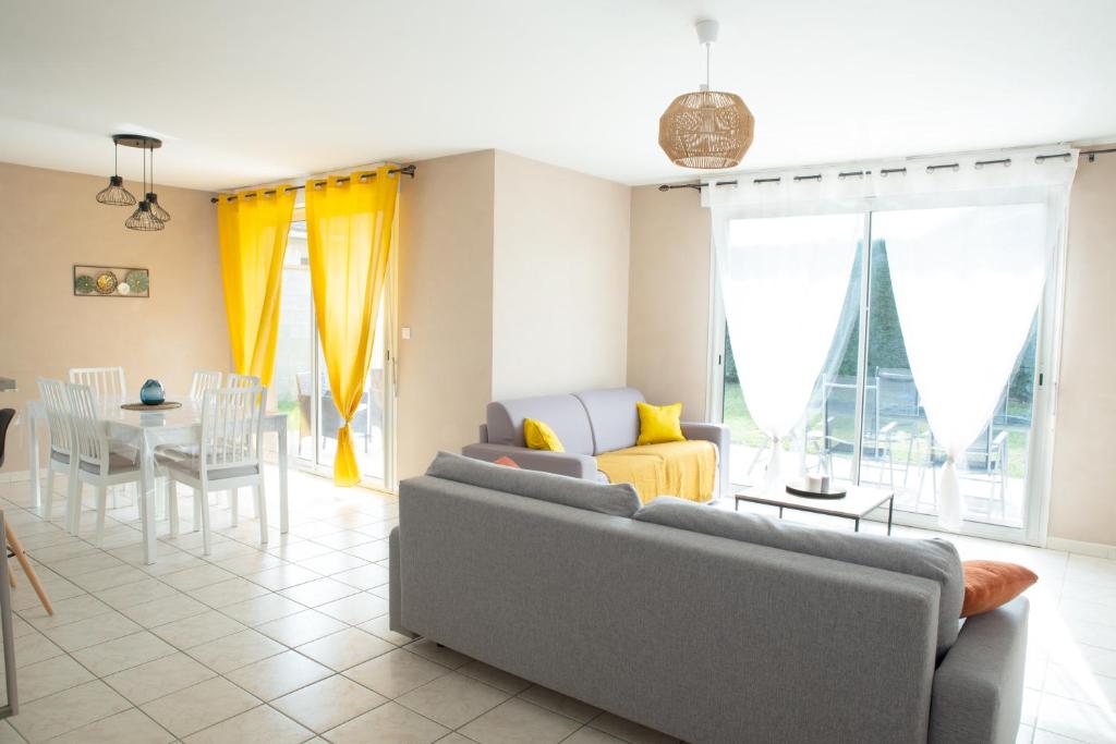 sala de estar con sofá y mesa en Villa avec Jardin 600m² Netflix proche Toulouse, en Colomiers