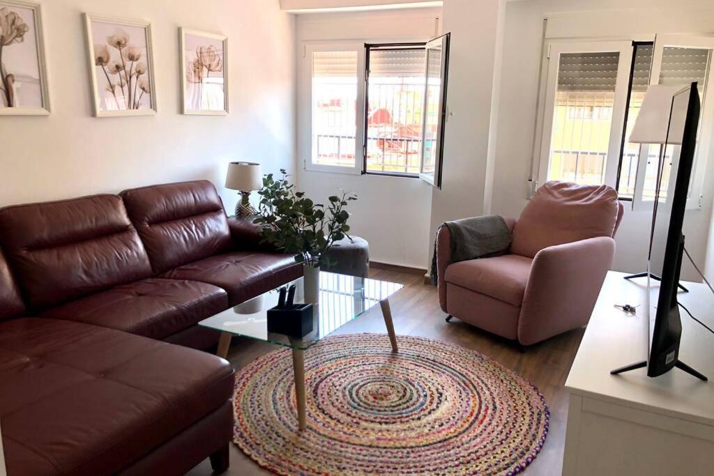 un soggiorno con divano e tavolo di Beautiful and renovated apartment in the center a Valencia