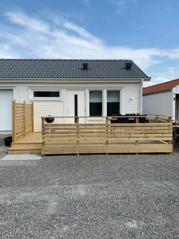 una valla de madera frente a una casa en Hjalmars Väg 10 Magnarp, en Vejbystrand