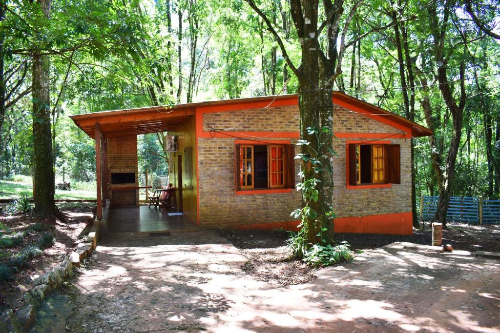 una piccola casa in mezzo a una foresta di Cabañas Oberá a Oberá