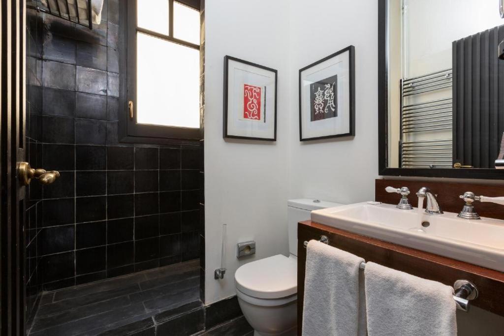 A bathroom at Hotel Market