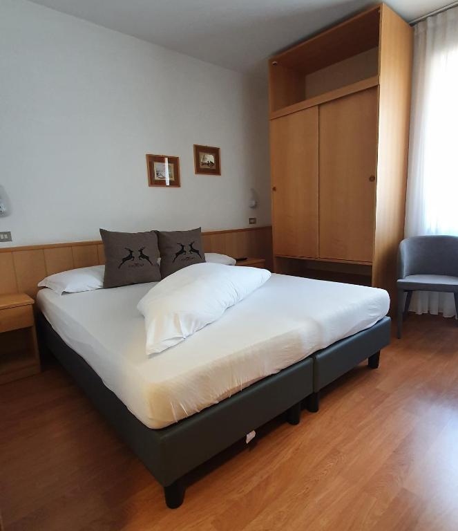 Postel nebo postele na pokoji v ubytování Albergo Dolomiti