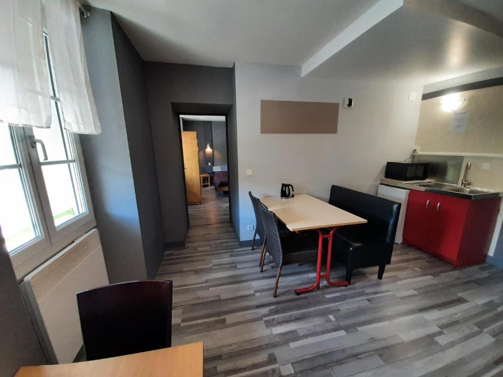 Kuchyň nebo kuchyňský kout v ubytování Hôtel de La Vallée
