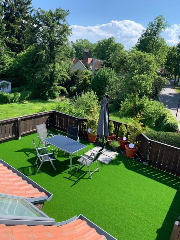 a backyard with green grass and a table and chairs at Ferienwohnung Zum Schloß in Halbe