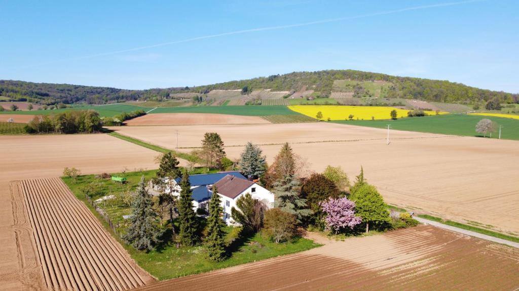 una vista aerea di un’azienda agricola in un campo di Ferienwohnungen Rosenhof a Karlstadt