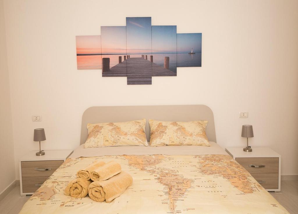 um quarto com uma cama com um mapa em La Piazzetta em Lotzorai