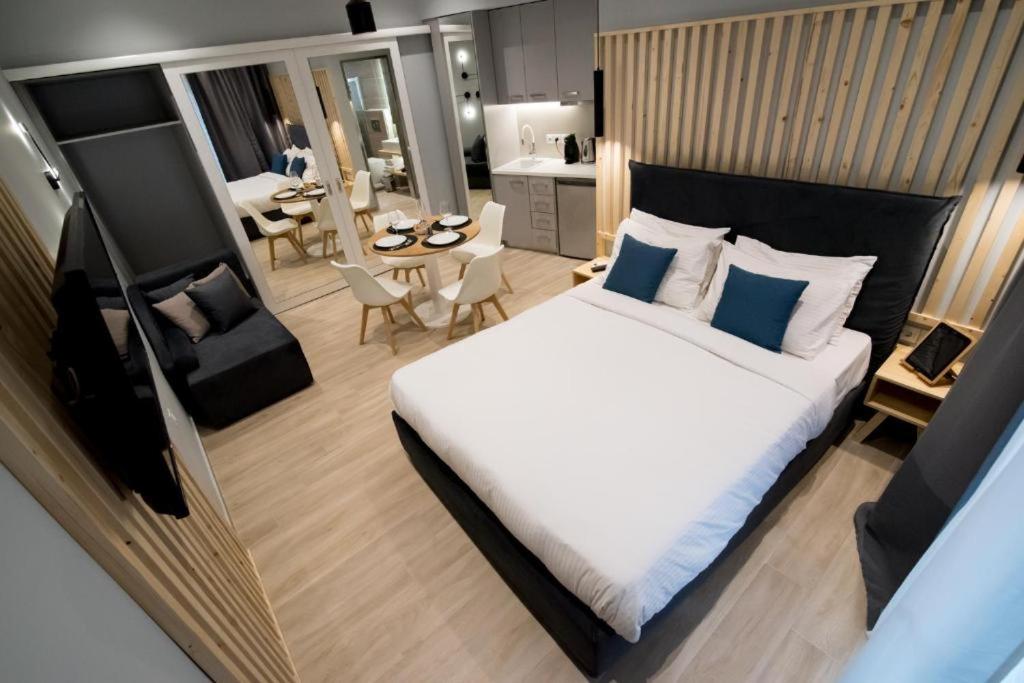 ein Schlafzimmer mit einem großen Bett und ein Wohnzimmer in der Unterkunft Preveza Suitestay Apartments Dodonis 28 in Preveza