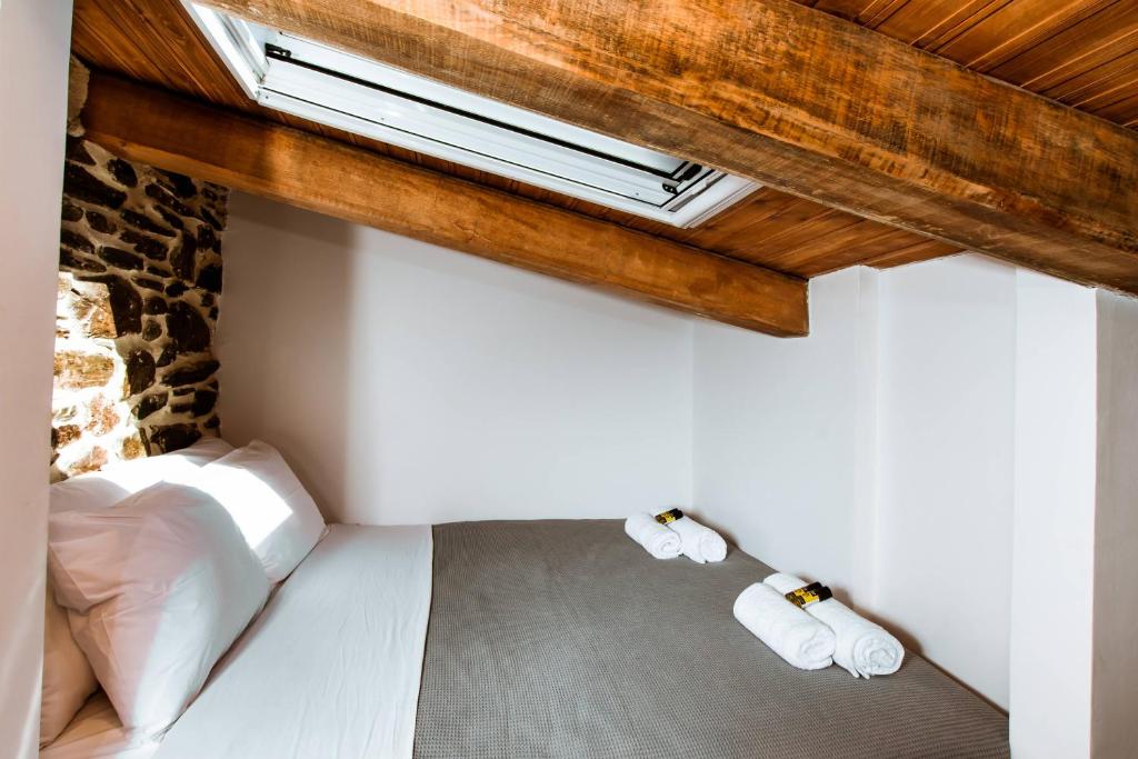 Łóżko lub łóżka w pokoju w obiekcie Traditional Apartments Elafos