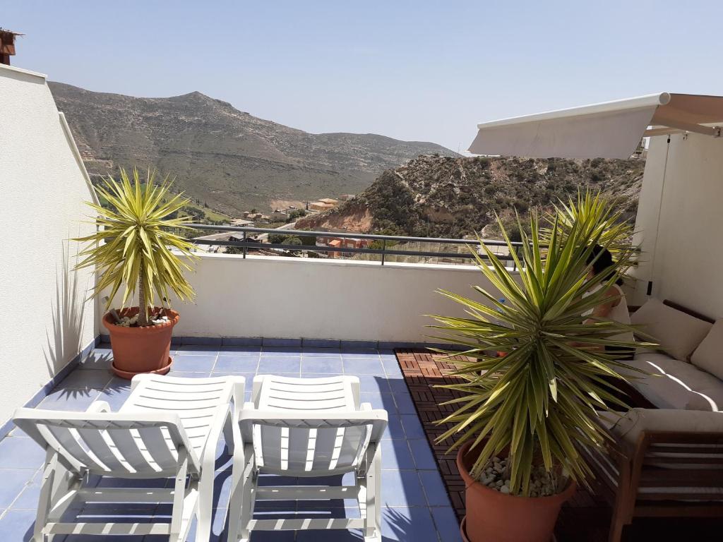 Un balcón o terraza de Casas Nuestras II Andalucia La Envia Golf piscinas de verano y climatizada en invierno, fitness center wifi y parking disponible con reserva